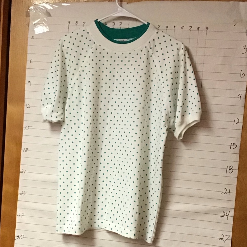 polka dot top - short sleeves, crew neck, GREEN DOTS